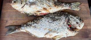 Dorade gegrild van de barbecue