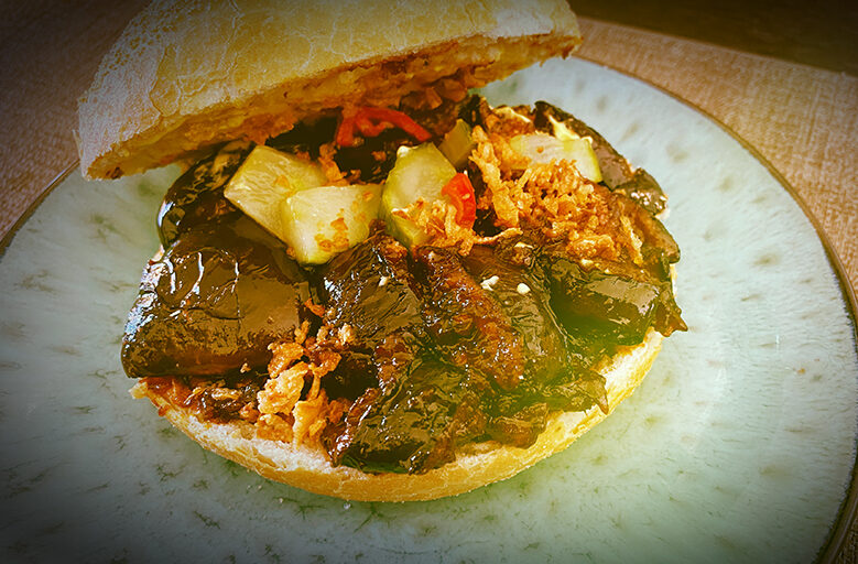 Terong Belado op een broodje