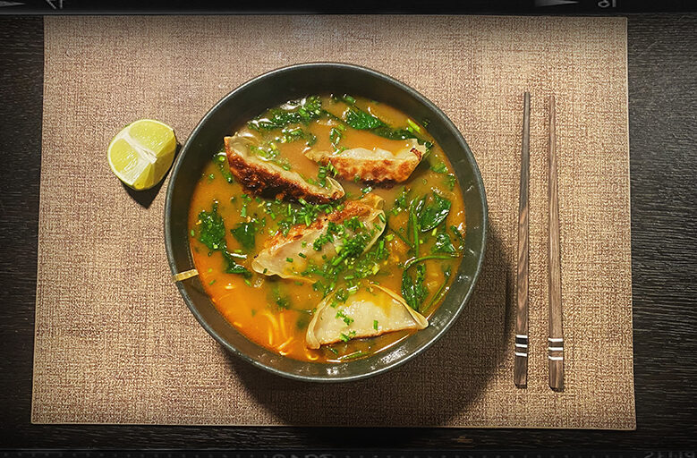 Gele Curry Soep met Gyoza